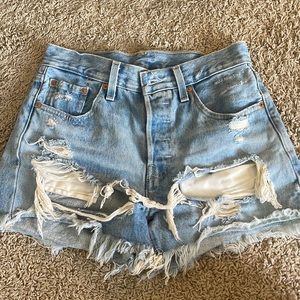 Levi’s premium 50 women’s distressed blue Jean shorts size 25